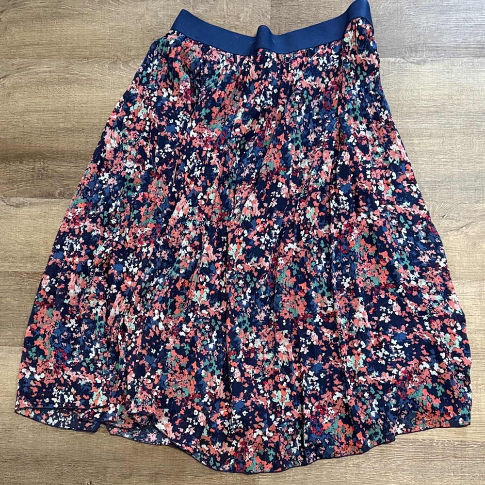 Chic Floral Midi Skirt in Navy and Pink